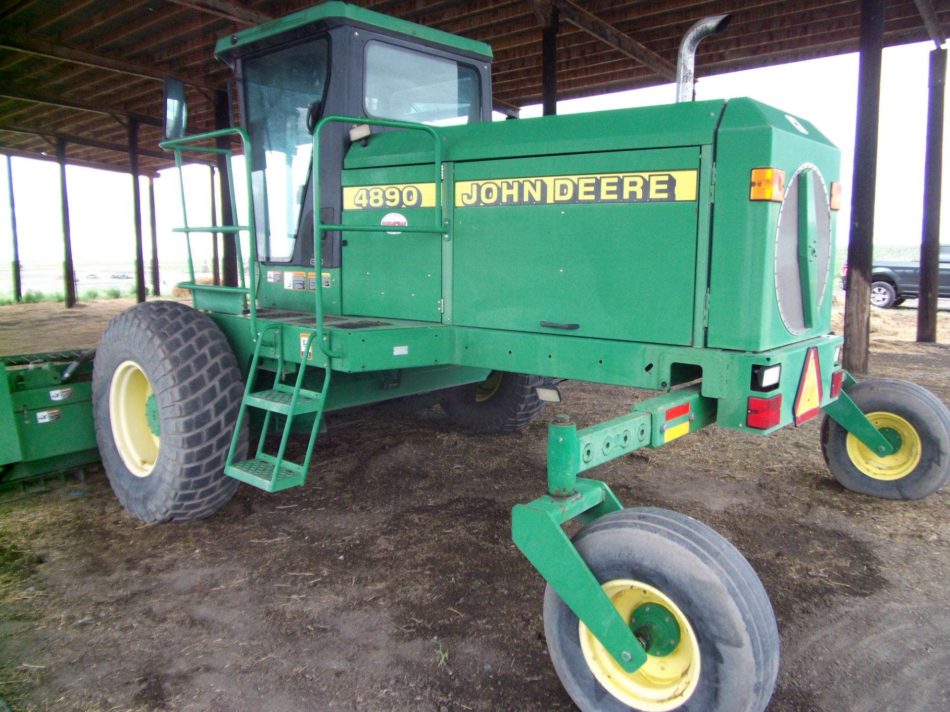 JD 4890 swather w/16' 890 power Reverser head 2776 hrs. - Image 4 of 8