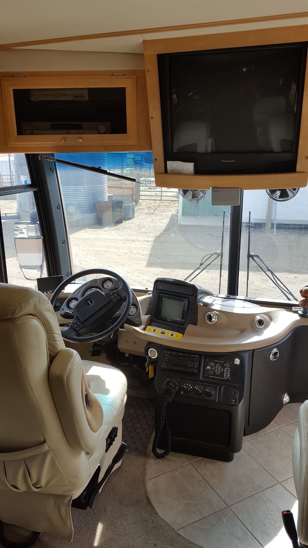 2003 Fleetwood Revolution 38B Double Slide-Out Diesel Pusher.  This coach is built on a Freightliner - Image 9 of 12