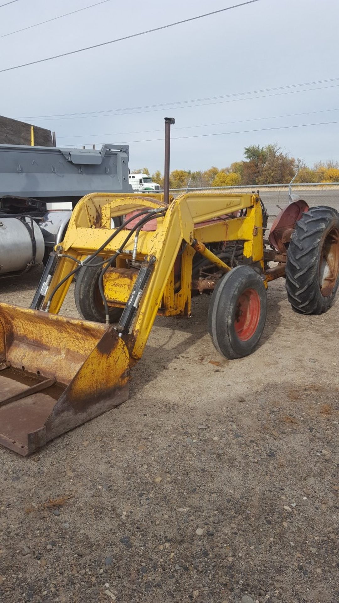 Ferguson TO 35 tractor w/ Davis Front loader