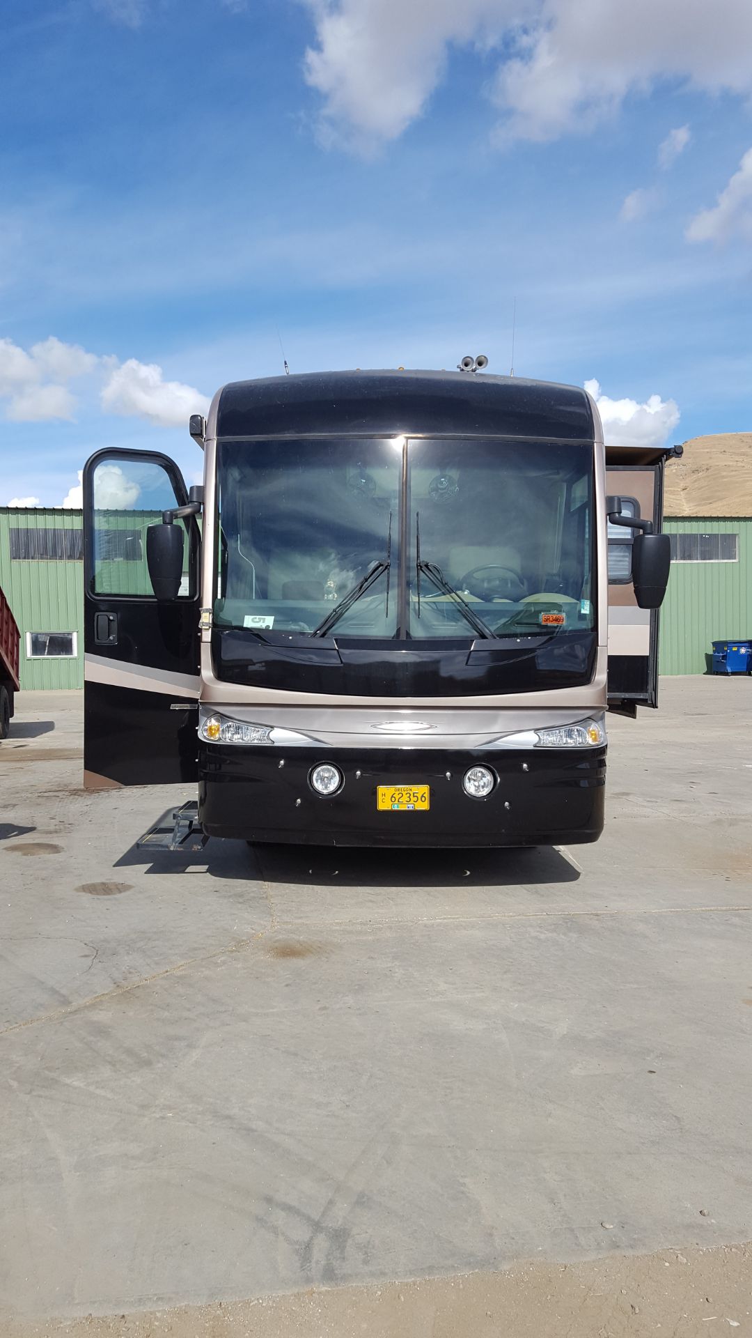 2003 Fleetwood Revolution 38B Double Slide-Out Diesel Pusher.  This coach is built on a Freightliner - Image 12 of 12