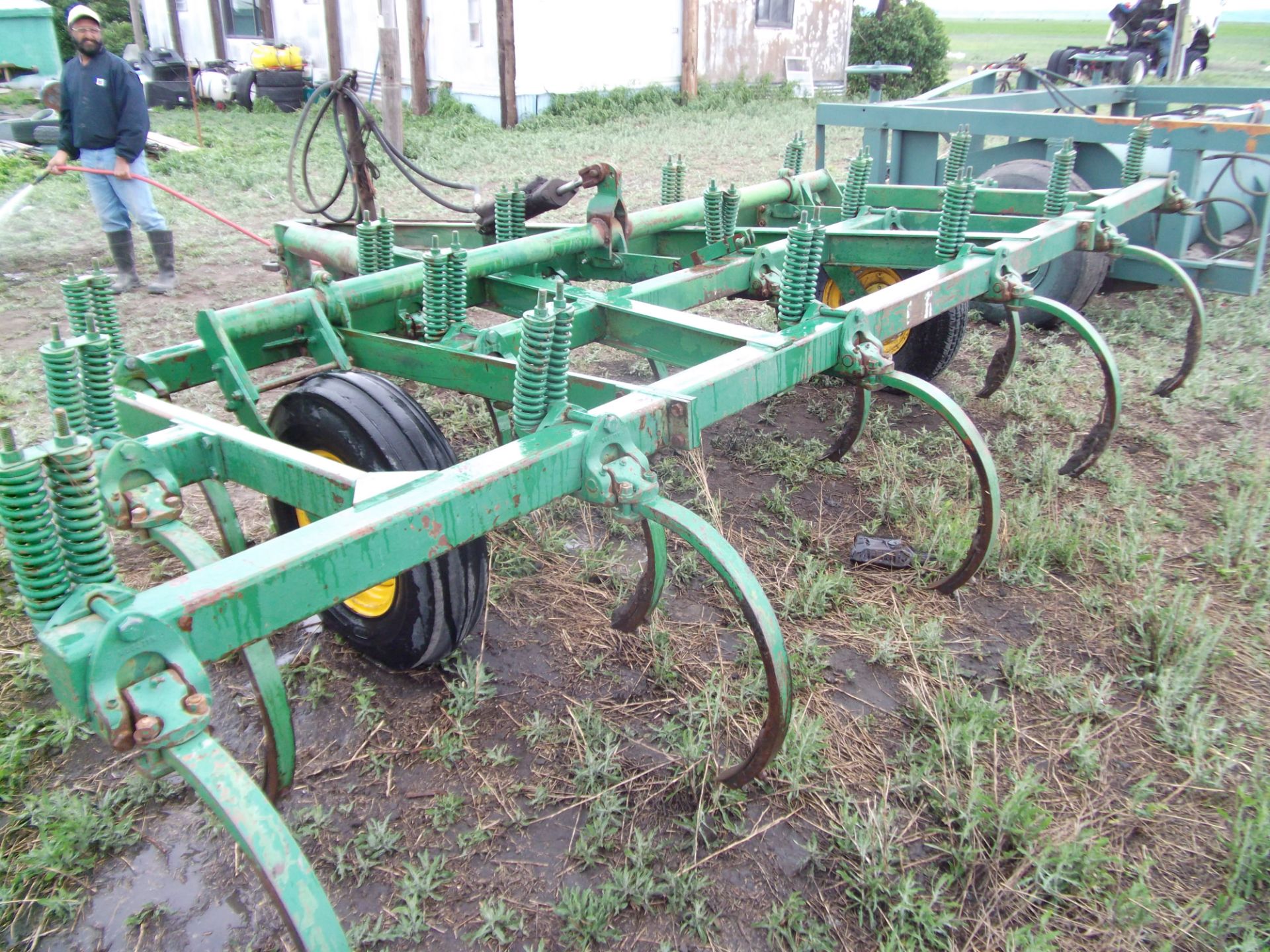 JD 15.5' pull type chisel plow - Image 2 of 2