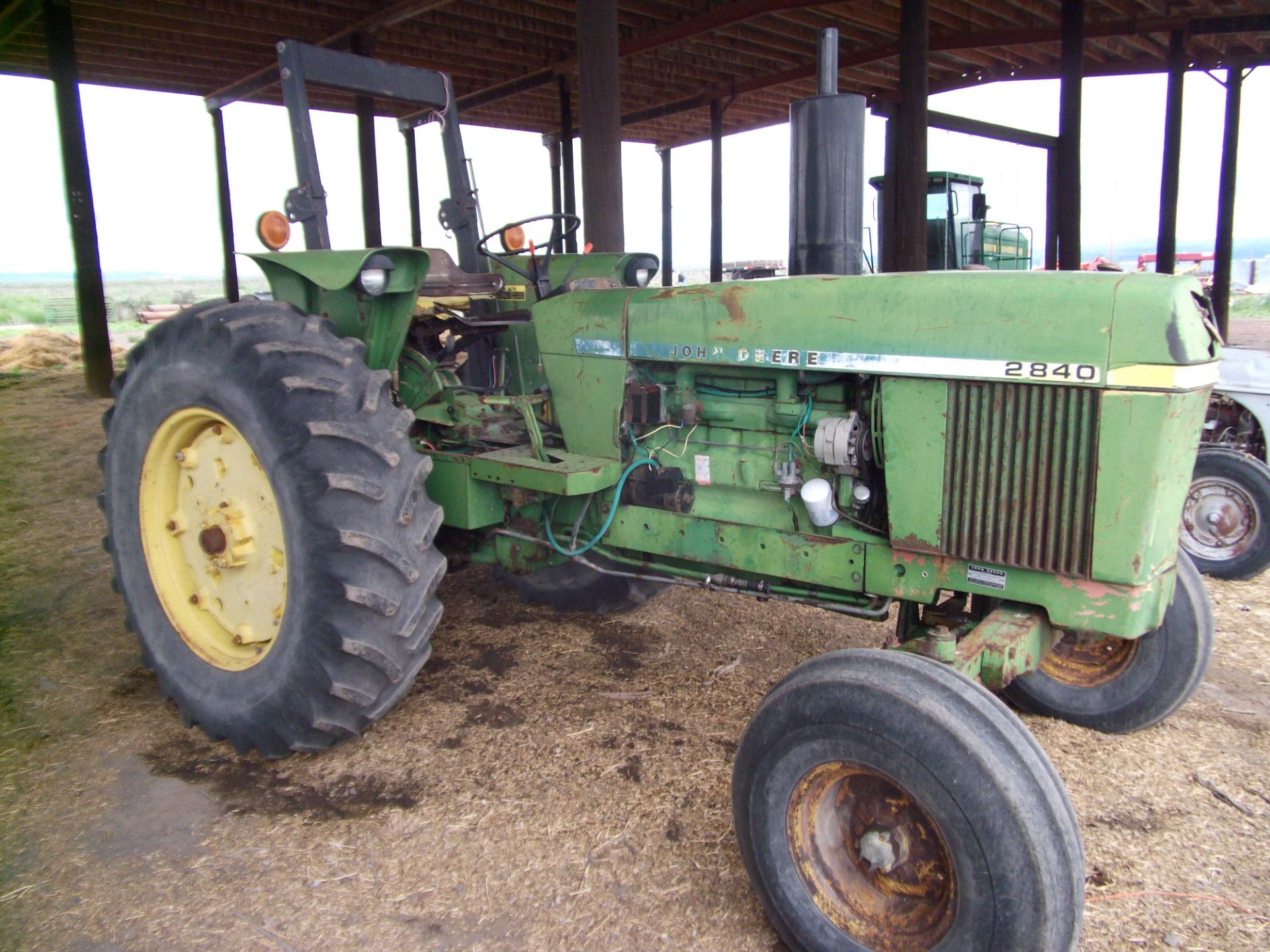 JD 2840 stnd trans. 1 hyd. remote roll guard 18.4x38 rubber - Image 2 of 6