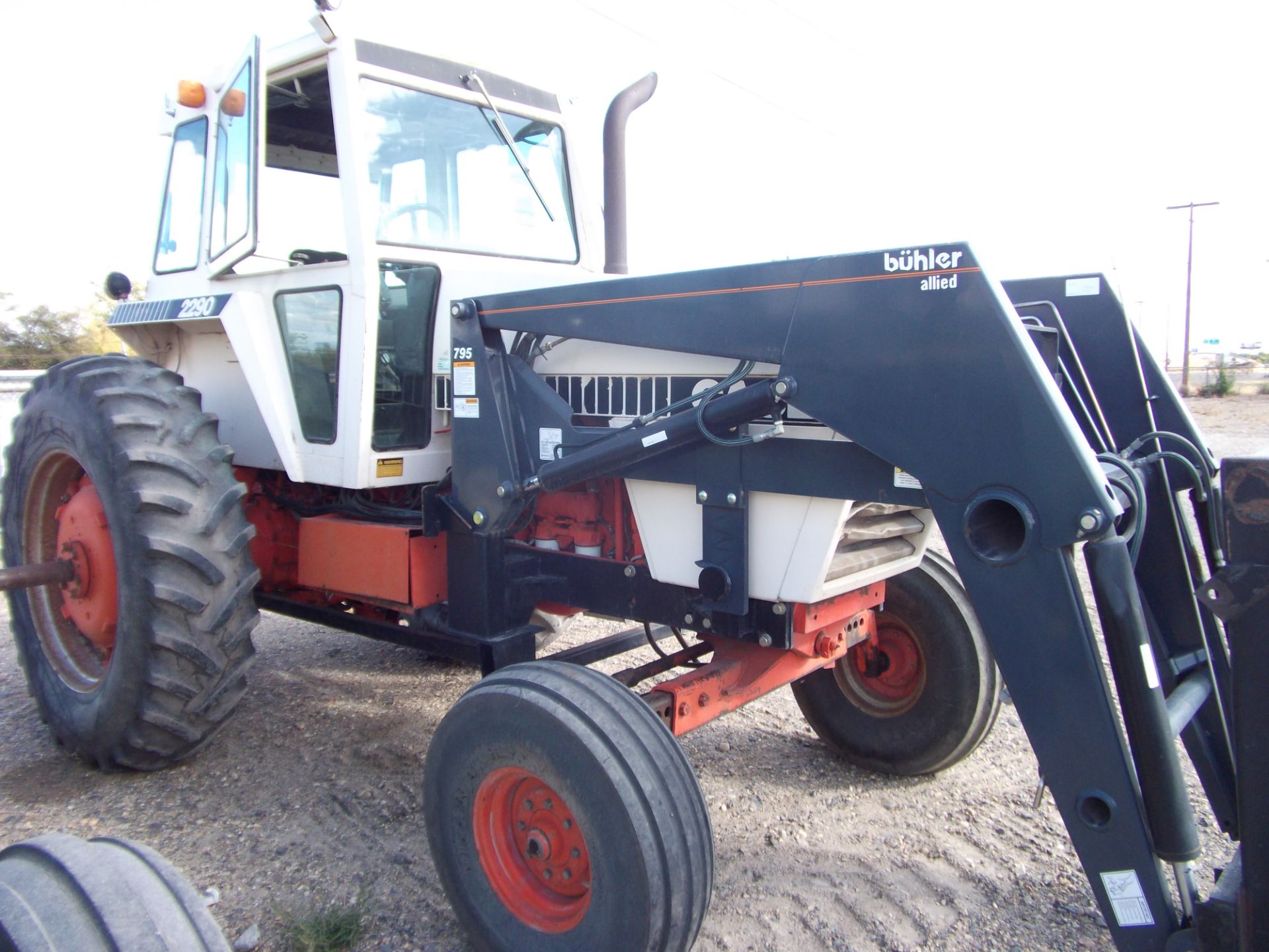 Case 2290 power shift trans 2 hyd remotes, 18.4 x38 rubber w/Buhler 795 hyd. front loader good cond.