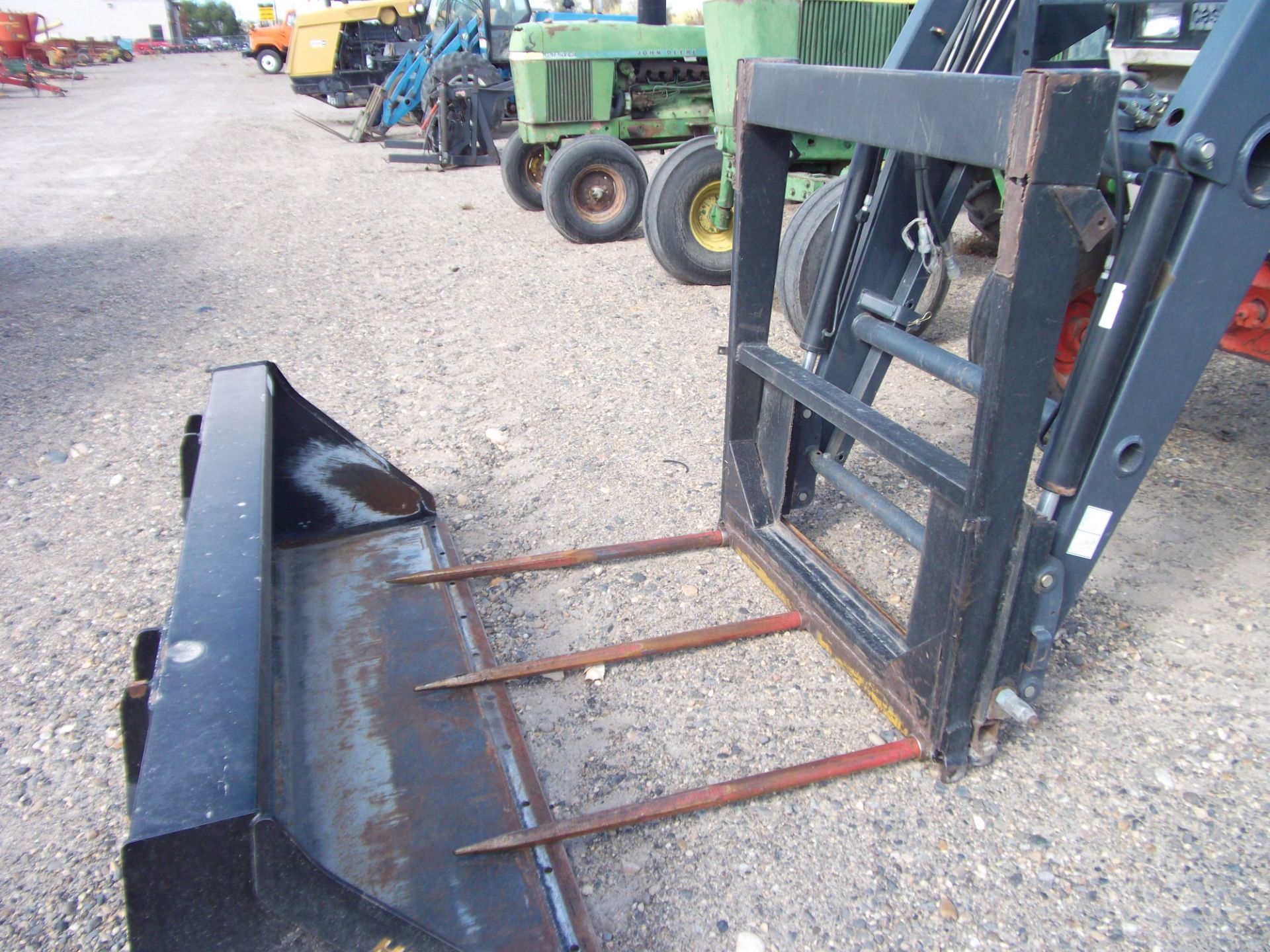 Case 2290 power shift trans 2 hyd remotes, 18.4 x38 rubber w/Buhler 795 hyd. front loader good cond. - Image 3 of 5