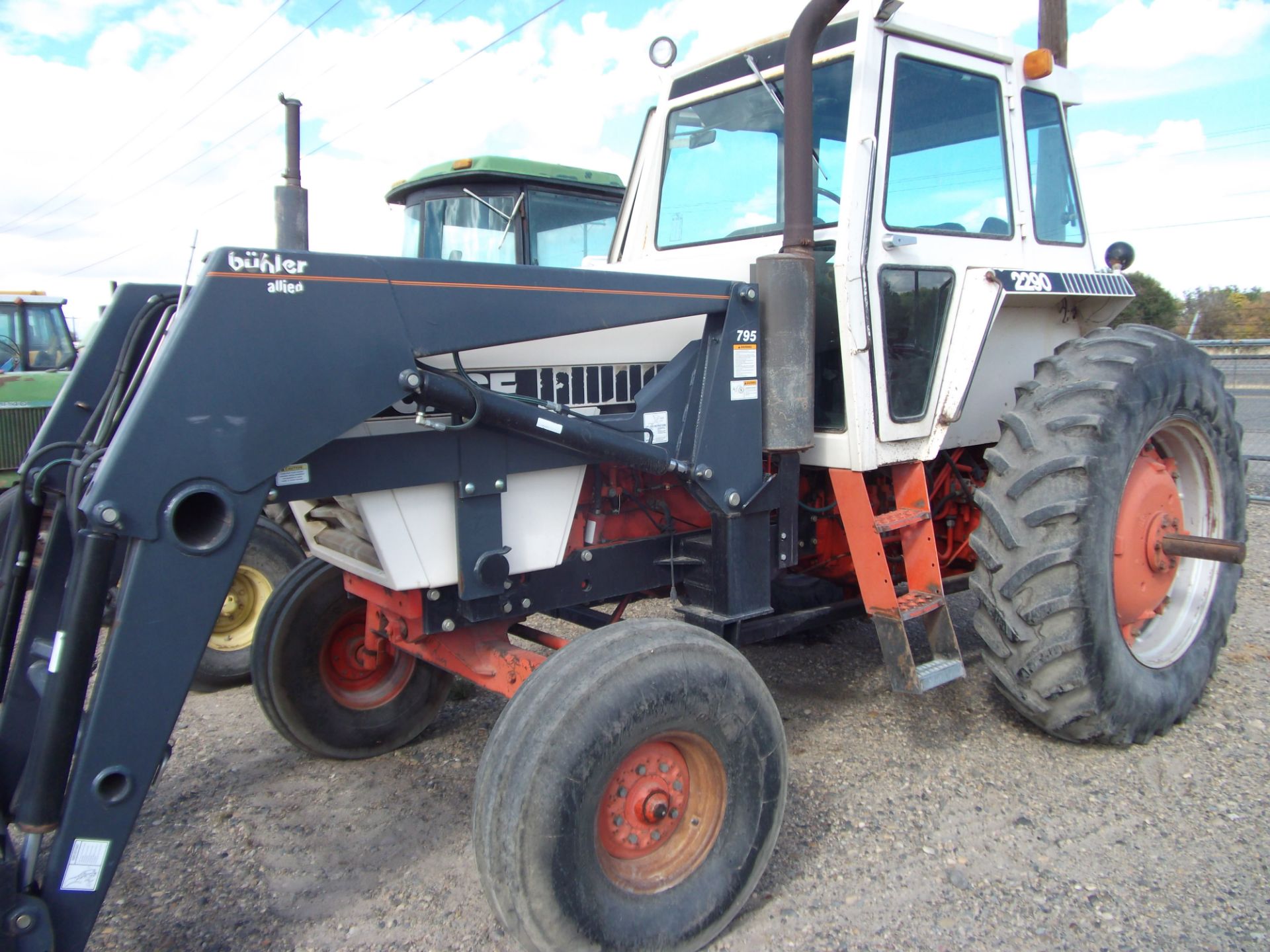 Case 2290 power shift trans 2 hyd remotes, 18.4 x38 rubber w/Buhler 795 hyd. front loader good cond. - Image 2 of 5