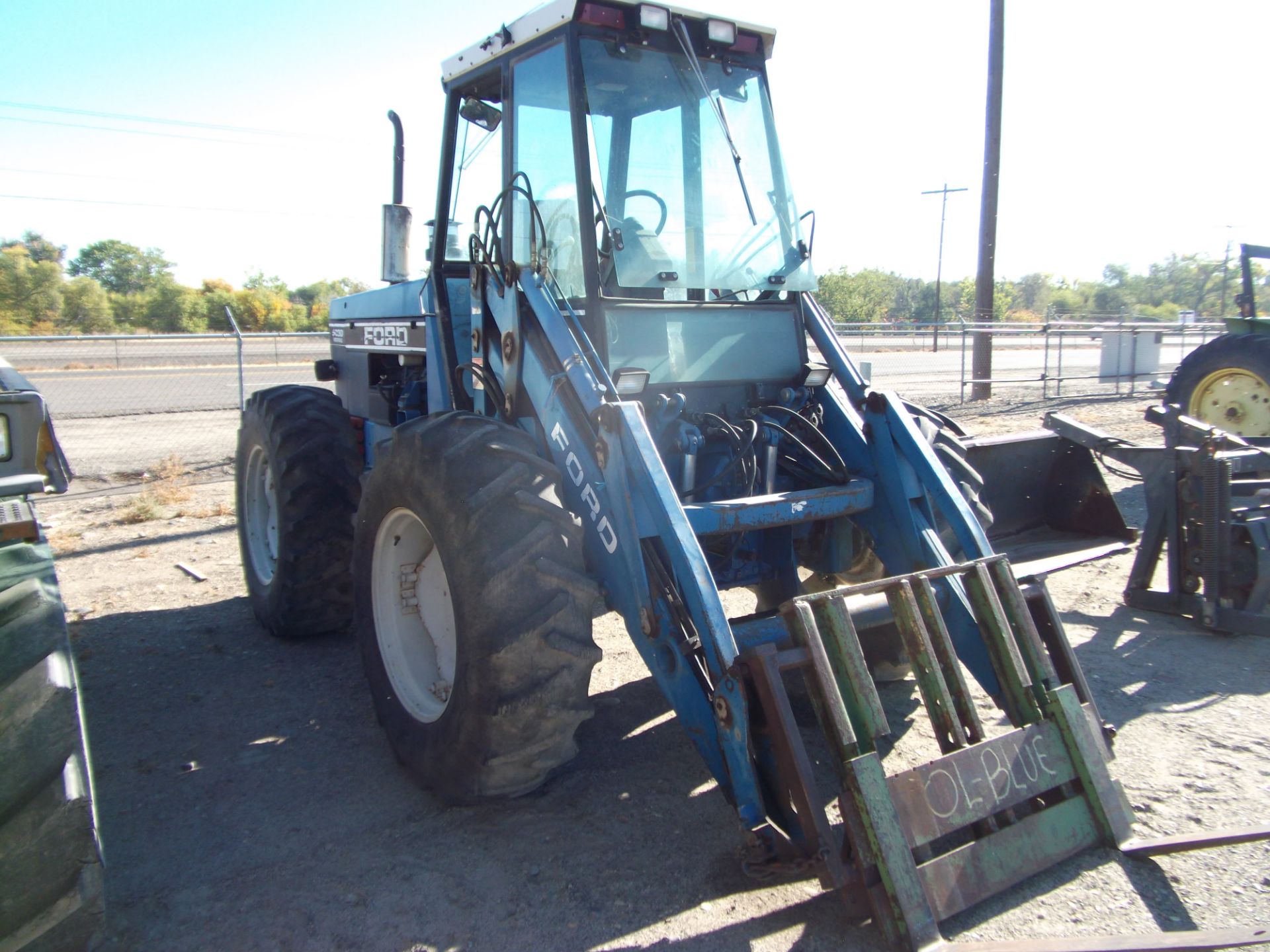 Ford 9030 Versatile w/3pt and bucket