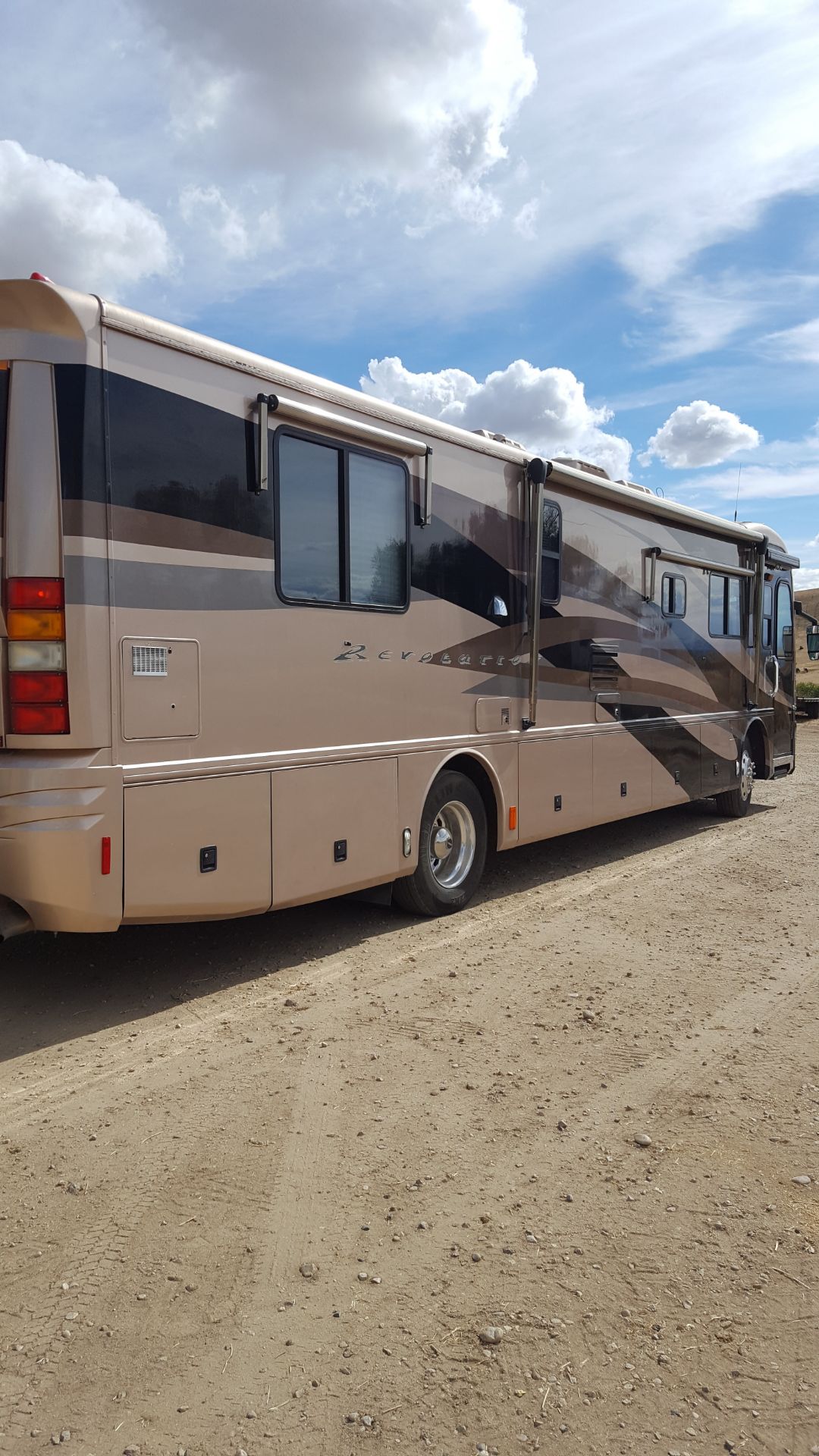 2003 Fleetwood Revolution 38B Double Slide-Out Diesel Pusher.  This coach is built on a Freightliner - Image 3 of 12