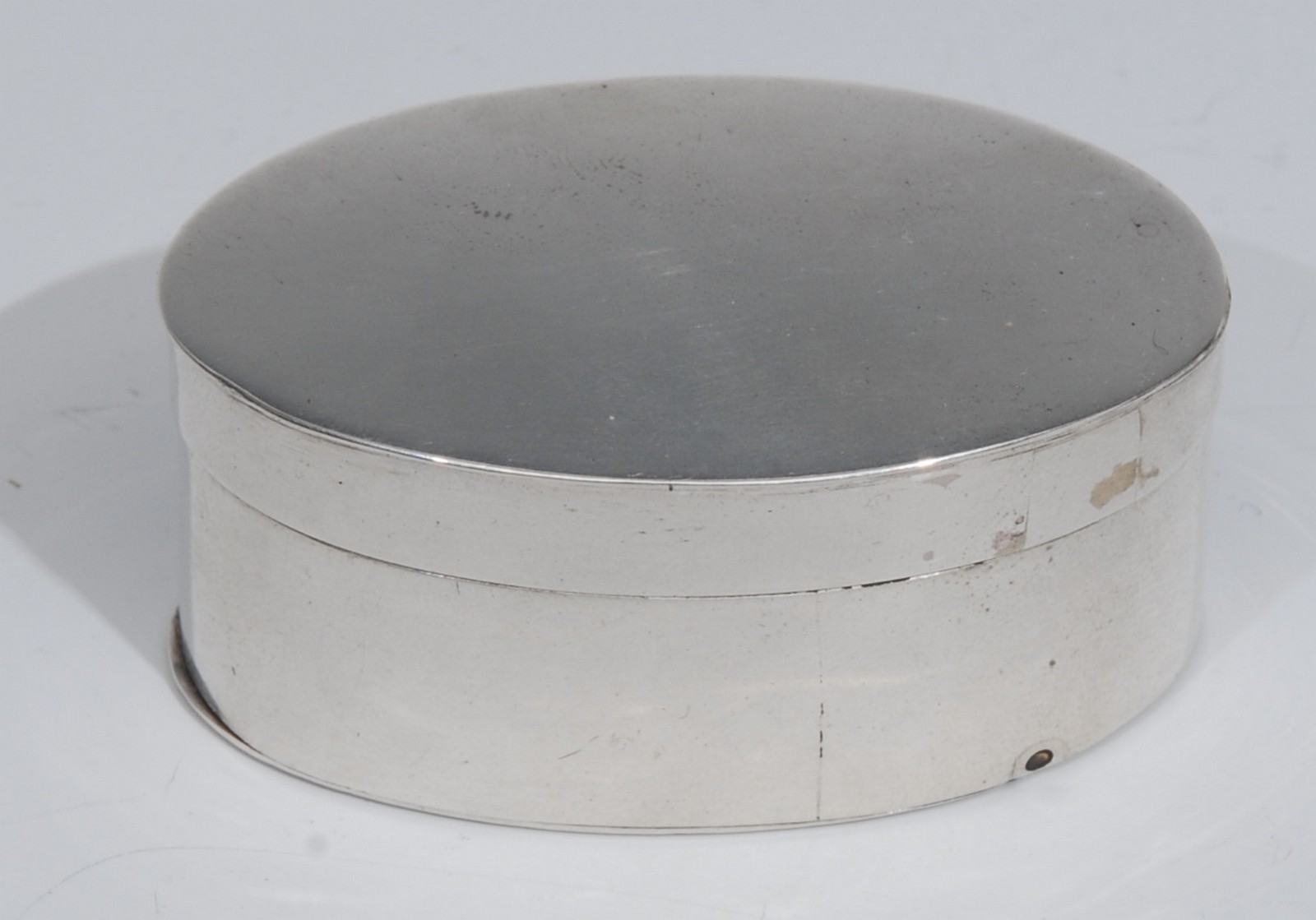 A George III silver oval nutmeg grater, quite plain, hinged cover and base enclosing a steel rasp,