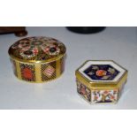 A Royal Crown Derby 1128 pattern trinket pot and cover;