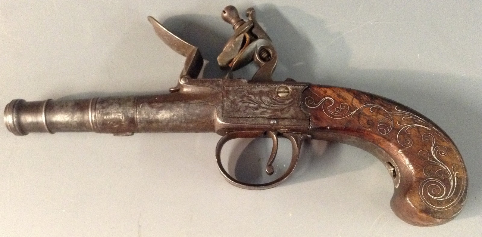 A George III flintlock pocket pistol, 6cm screw-off barrel, the lockplate signed Rylands & Darby, - Bild 2 aus 2