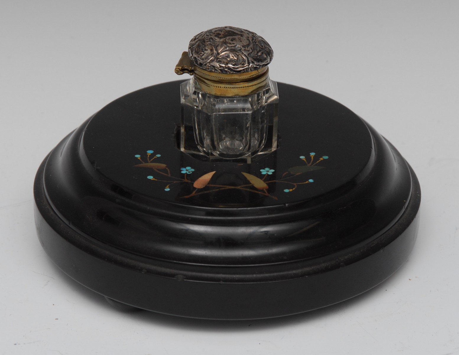 A 19th century Derbyshire Ashford marble circular inkwell,