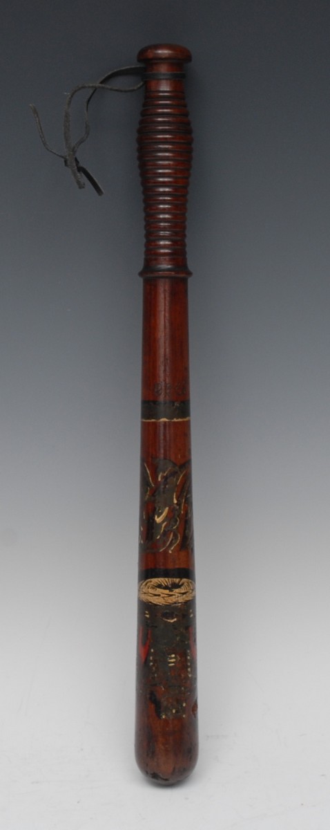 A Victorian turned and painted truncheon, decorated in polychrome with crowned VR cypher, ring grip, - Bild 2 aus 2