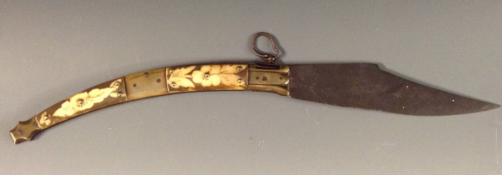 A 19th century Spanish navaja fighting knife, 19.