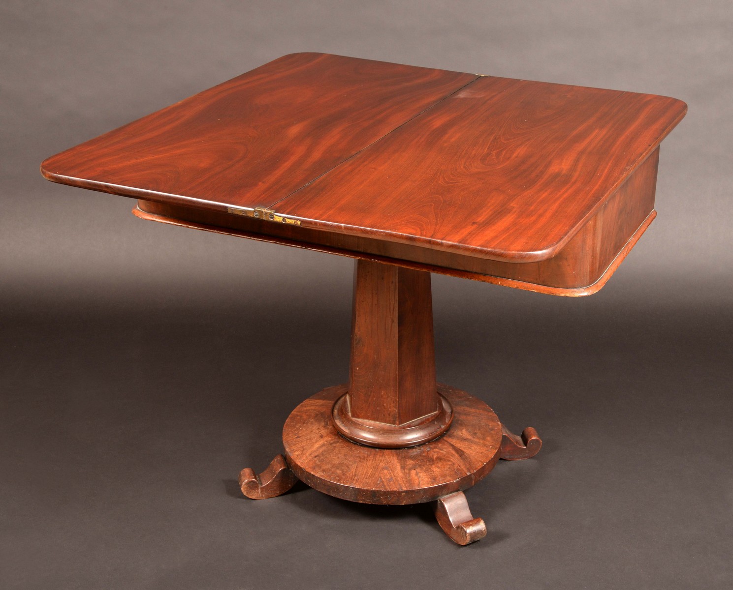 An early Victorian mahogany rounded rectangular tea table,