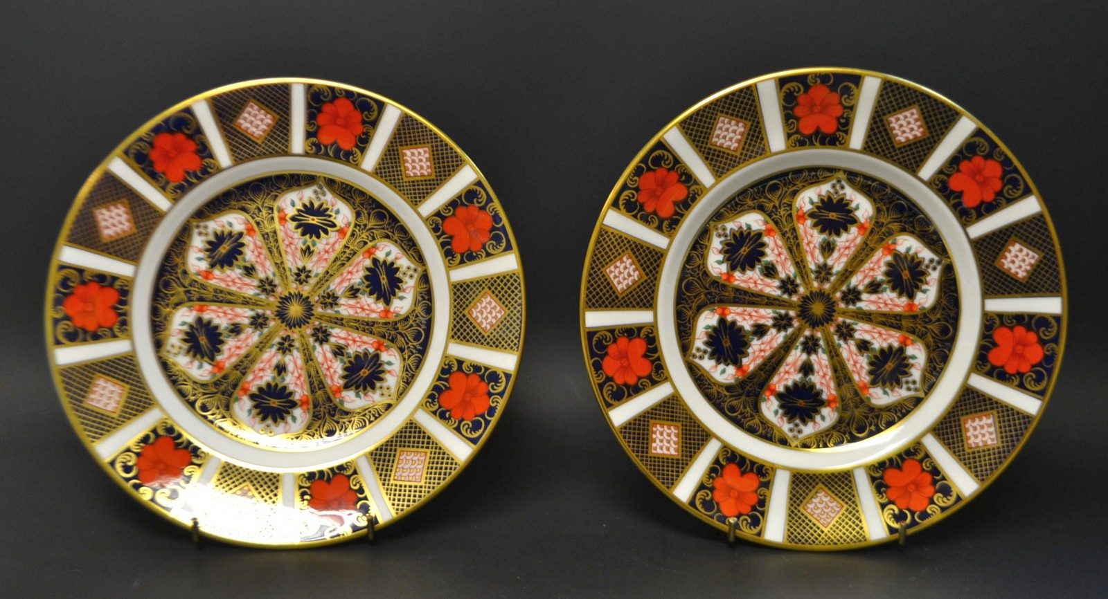 A pair of Royal Crown Derby 1128 Imari pattern 21cm plates,