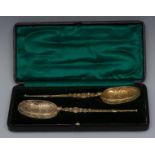 A pair of Victorian silver gilt anointing spoons, London 1901/02, cased,