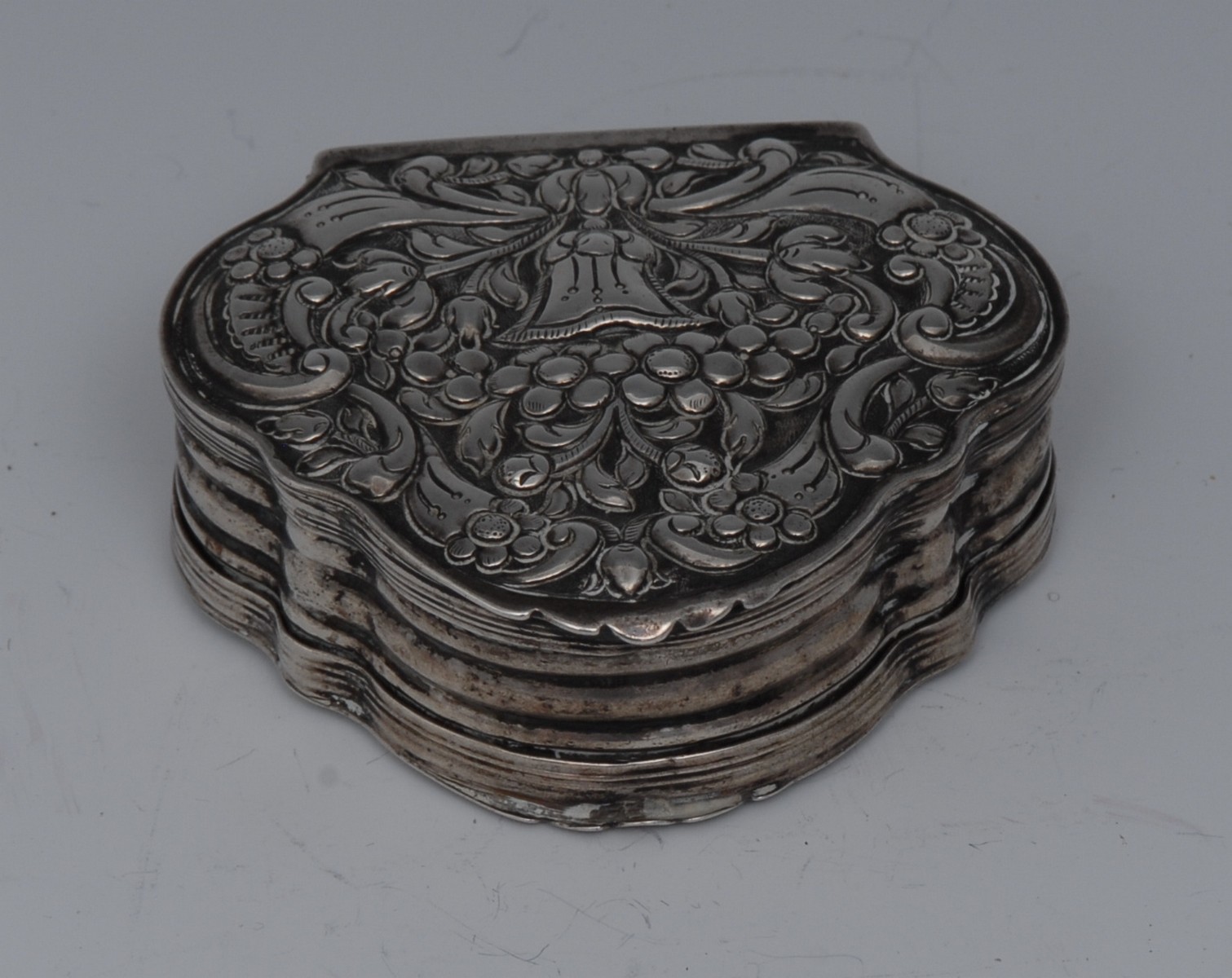 A 19th century Continental silver commode shaped 'mean pinch' snuff box,