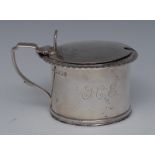 A George III drum mustard, slightly domed hinged cover chased with concentric circles,
