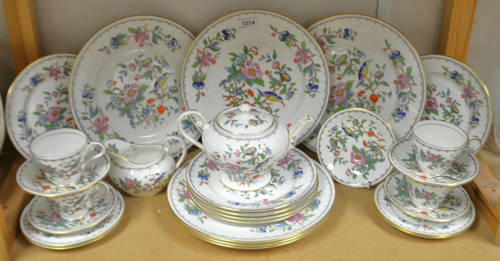 An Aynsley Pembroke pattern dinner and tea service including dinner plates,side plates,cups,