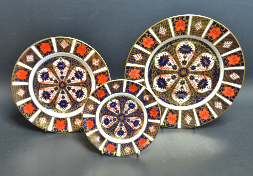 A Royal Crown Derby Imari 1128 pattern dinner plate, first quality; an 1128 dessert plate,