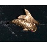 A 9ct gold fish ring, ruby eyes, 4.