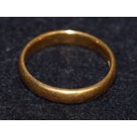 A 22ct gold wedding band, 4.