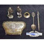 A Victorian silver evening purse (faults); an American military silver badge;