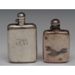 An Edwardian silver rounded rectangular hip flask, hinged domed bayonet fitting cover, 12.