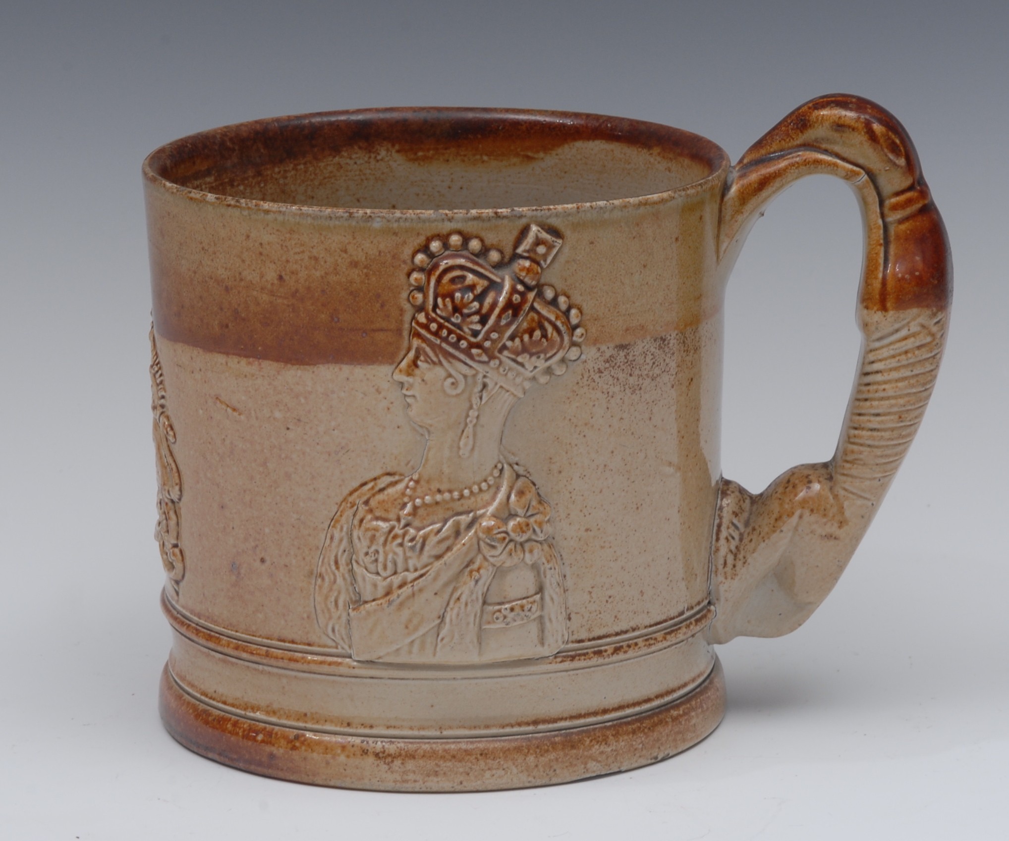 A 19th century brown salt glazed stoneware commemorative mug, - Bild 2 aus 2