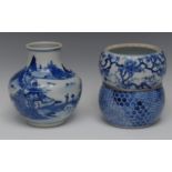 A Japanese Export ware blue and white double gourd vase, decorated in underglaze blue with bird,