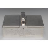 An Edwardian silver two-section cigarette box, spring action covers, central handle, cedar lined,