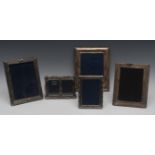 An Edwardian style silver rectangular easel photograph frame, ribbon-wrapped reeded border,