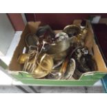 box of metalware inc lamp bases and door furniture etc