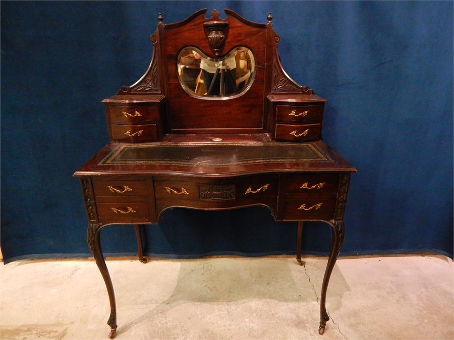 Mahogany veneered dressing table. First / second quarter 20th century.