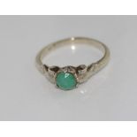 9ct white gold and green stone ring weight: approx 2.4 grams, size: N-O/7