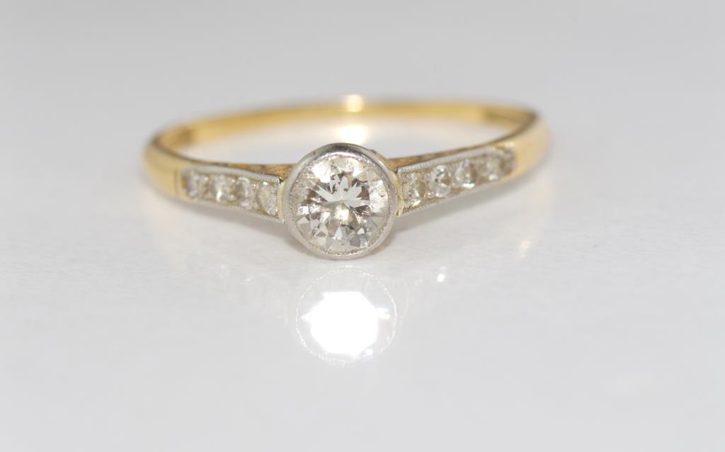 18ct yellow gold/ platinum and diamond ring weight: approx 1.5 grams