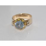 Vintage 18ct yellow gold and aquamarine ring weight: approx 5 grams, size: O/7