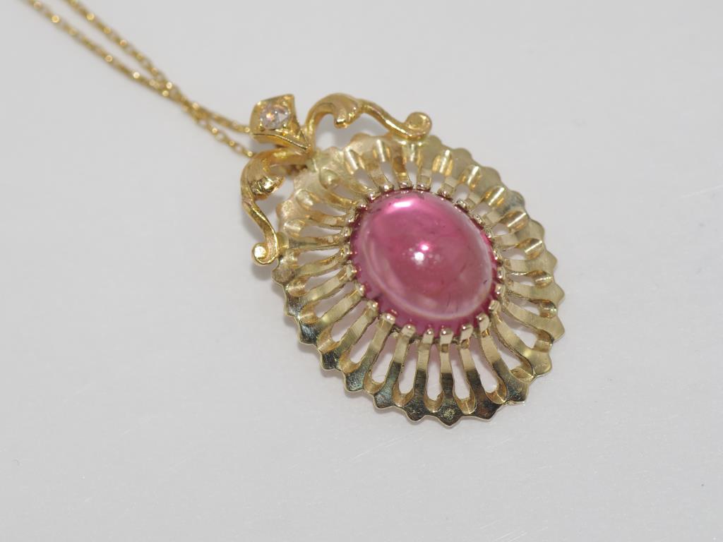 14ct yellow gold and rubellite tourmaline pendant weight: approx 3.74 grams