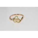 15ct yellow gold and faux pearl ring weight: approx 2.27 grams, size: L/5-6