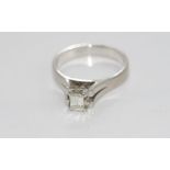 18ct white gold and emerald cut diamond ring weight: approx 3.7 grams, size: L/5-6