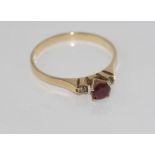 9ct gold and ruby ring weight: 2 grams, size: S/9