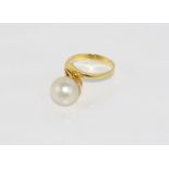 18ct yellow gold and pearl ring (pearl approx 6mm in diameter). weight: approx 5.4 grams, size: M/6