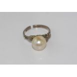 18ct white gold and pearl ring weight: approx 3.2 grams, size: approx L-M/6 (band split)