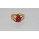 14ct yellow gold ring with rotating red stone weight: 2.45 grams, size: Q/8