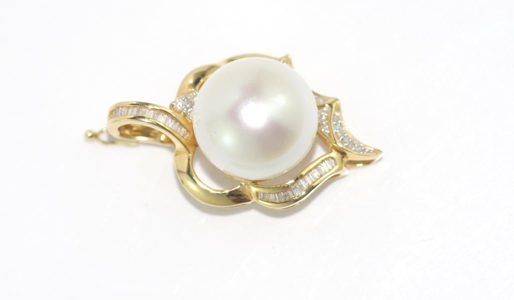 14ct yellow gold, Mabe pearl and diamond enhancer /pendant with baguette and round diamonds, weight: