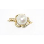 14ct yellow gold, Mabe pearl and diamond enhancer /pendant with baguette and round diamonds, weight: