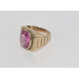 8ct yellow gold and pink stone ring weight: approx 5.9 grams, size: P-Q/8