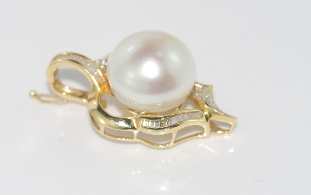 14ct yellow gold, Mabe pearl and diamond enhancer /pendant with baguette and round diamonds, weight: - Image 2 of 2