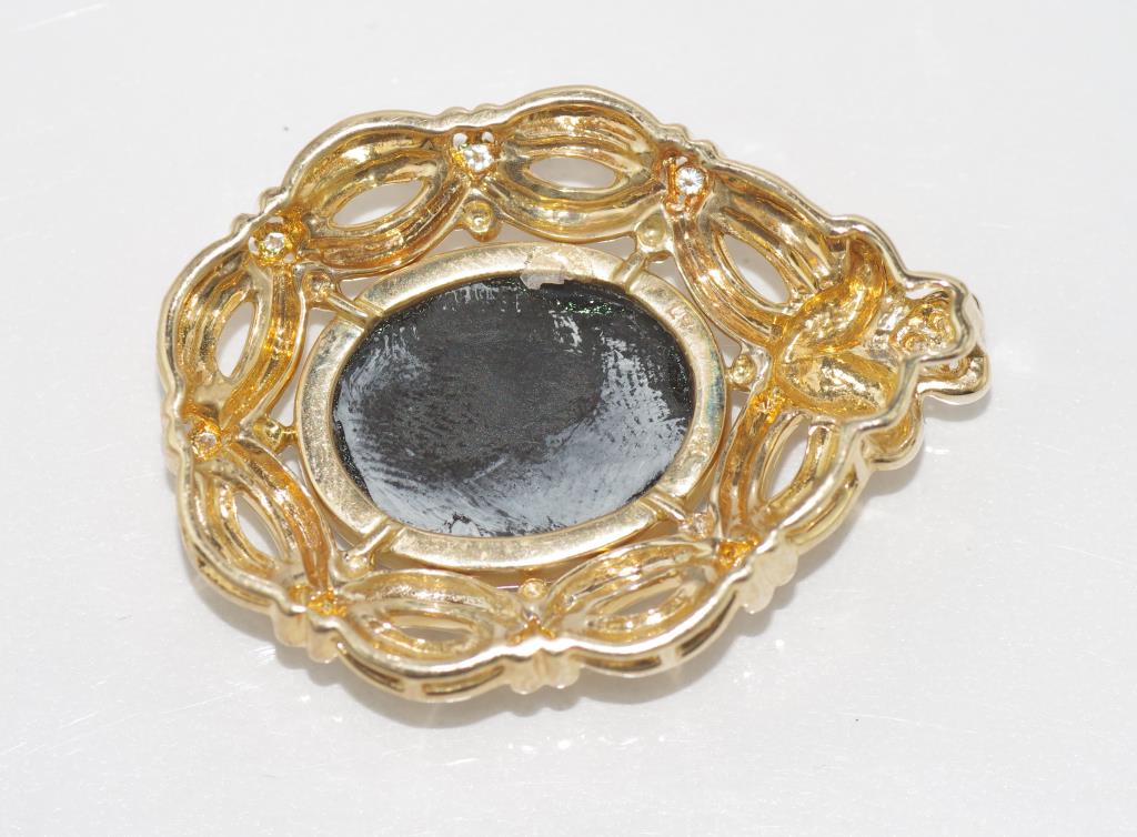 14ct yellow gold and blue agate cameo pendant with diamonds and diamond simulants, weight: approx - Image 2 of 2