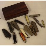 Quantity of vintage pen knives 14 in total, together in a carved timber box